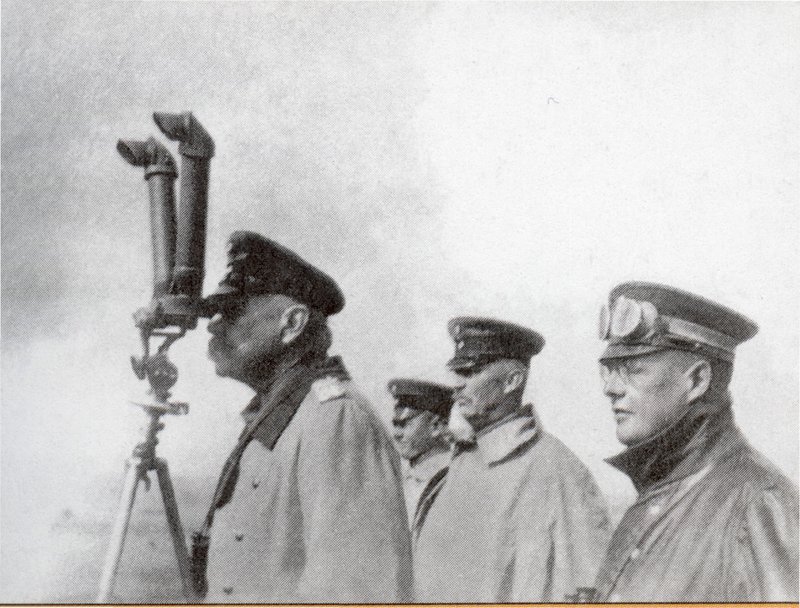 командование Восточного германского фронта. Слева Гинденбург, начальник штаба (на заднем плане) Людендорф, генерал-квартирмейстер Гофман.jpg