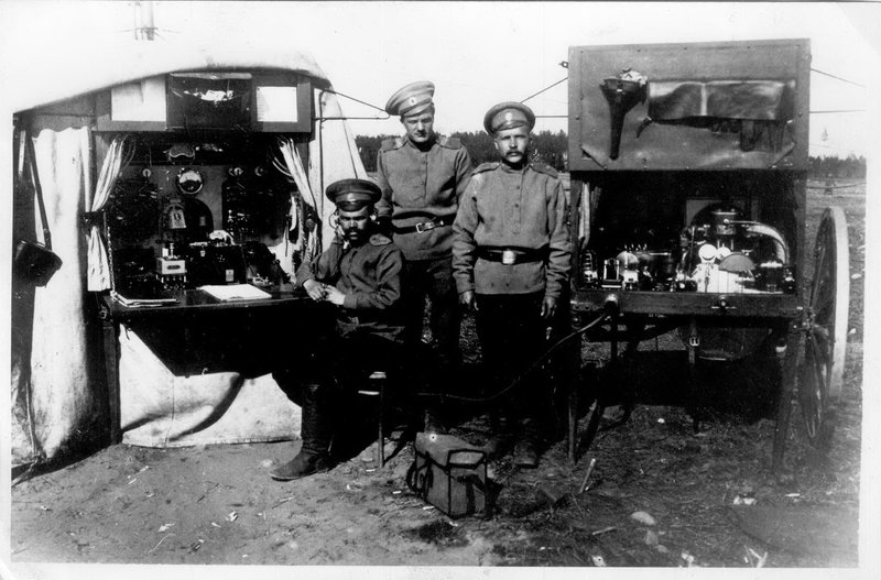 Экипаж радиостанции прапорщика В. Н. Бабишева. Западный фронт, 1915 г..jpg