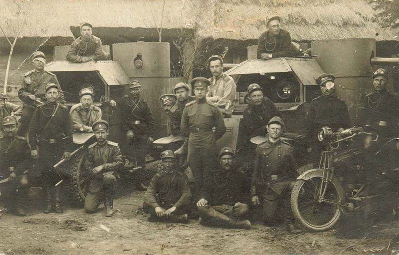 Экипажи пулеметных бронеавтомобилей Остин.РИА.1916 год.jpg