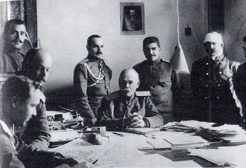 Ген. Алексеев с чинами штаба 1915 г..jpg