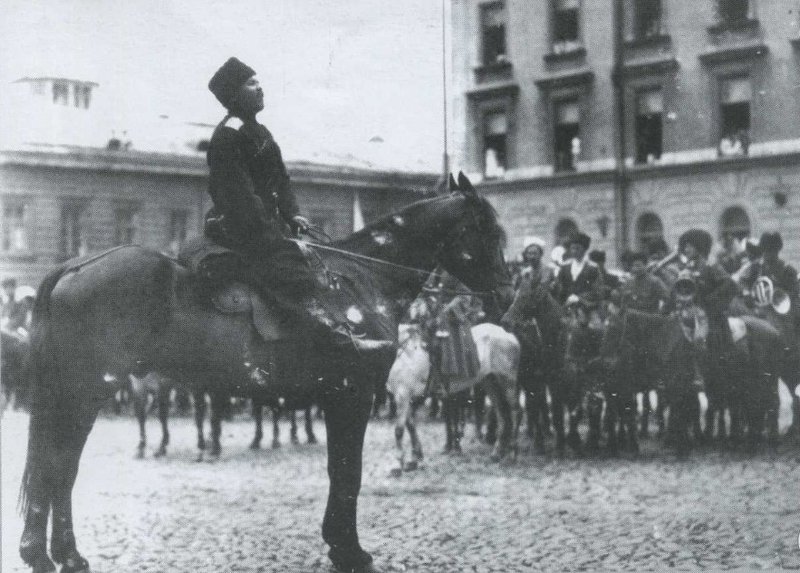 Генерал_Топорков_в_Харькове,_1919.jpg