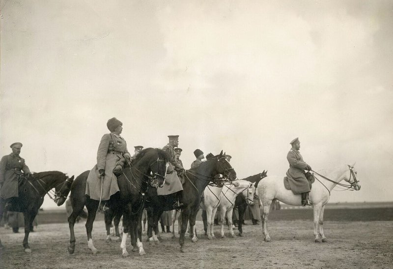 Высочайший смотр 3-го кавалерийского корпуса 29 марта 1916 года. За Государем в шеренге слева направо командир корпуса генерал граф Келлер, генерал А.А. Брусилов, Великий Князь Дмитрий Павлович.jpg