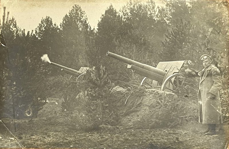 Взвод русских 42-линейная (107 мм) полевых тяжёлых пушек образца 1910 года.jpg