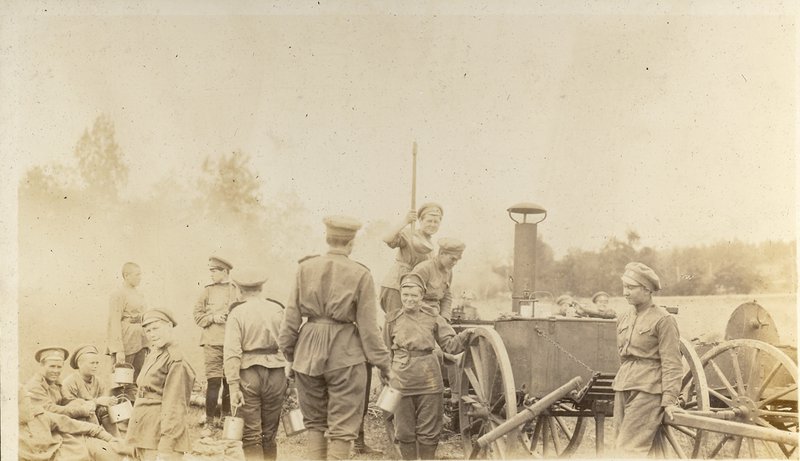 доброволицы женского ударного батальона у походной кухни, 1917 г..jpg